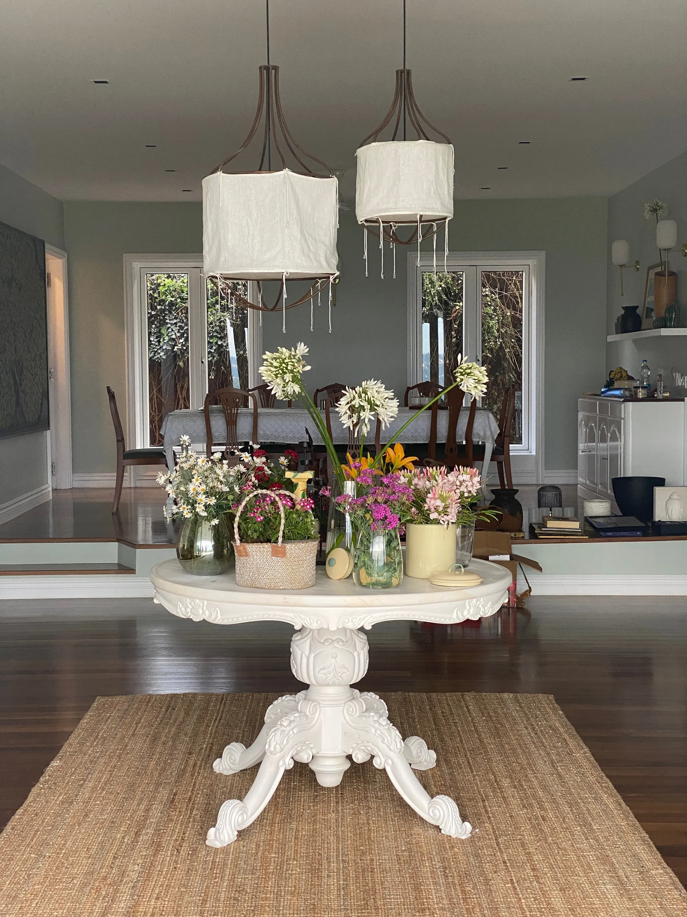 The dining room and its white pedestal table