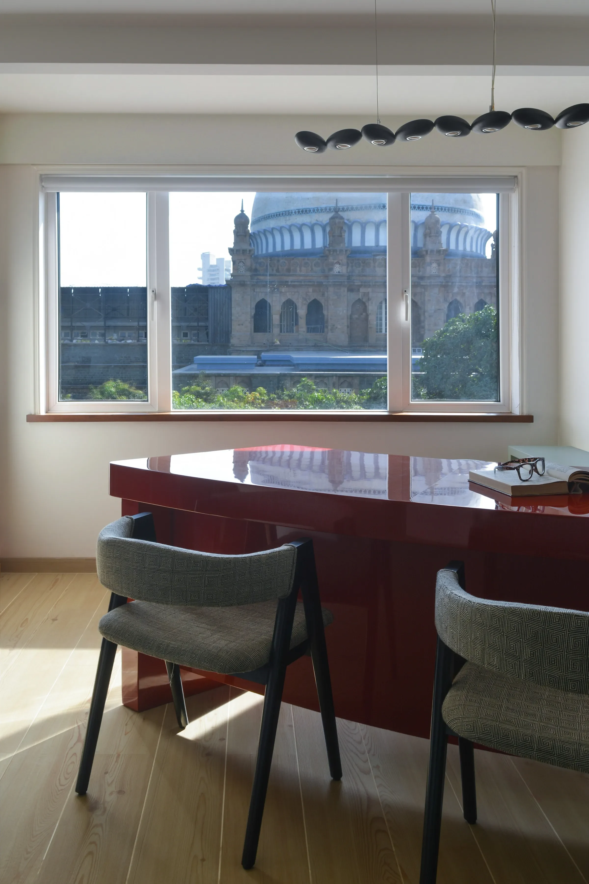 The red lacquer desk, the museum dome through the window
