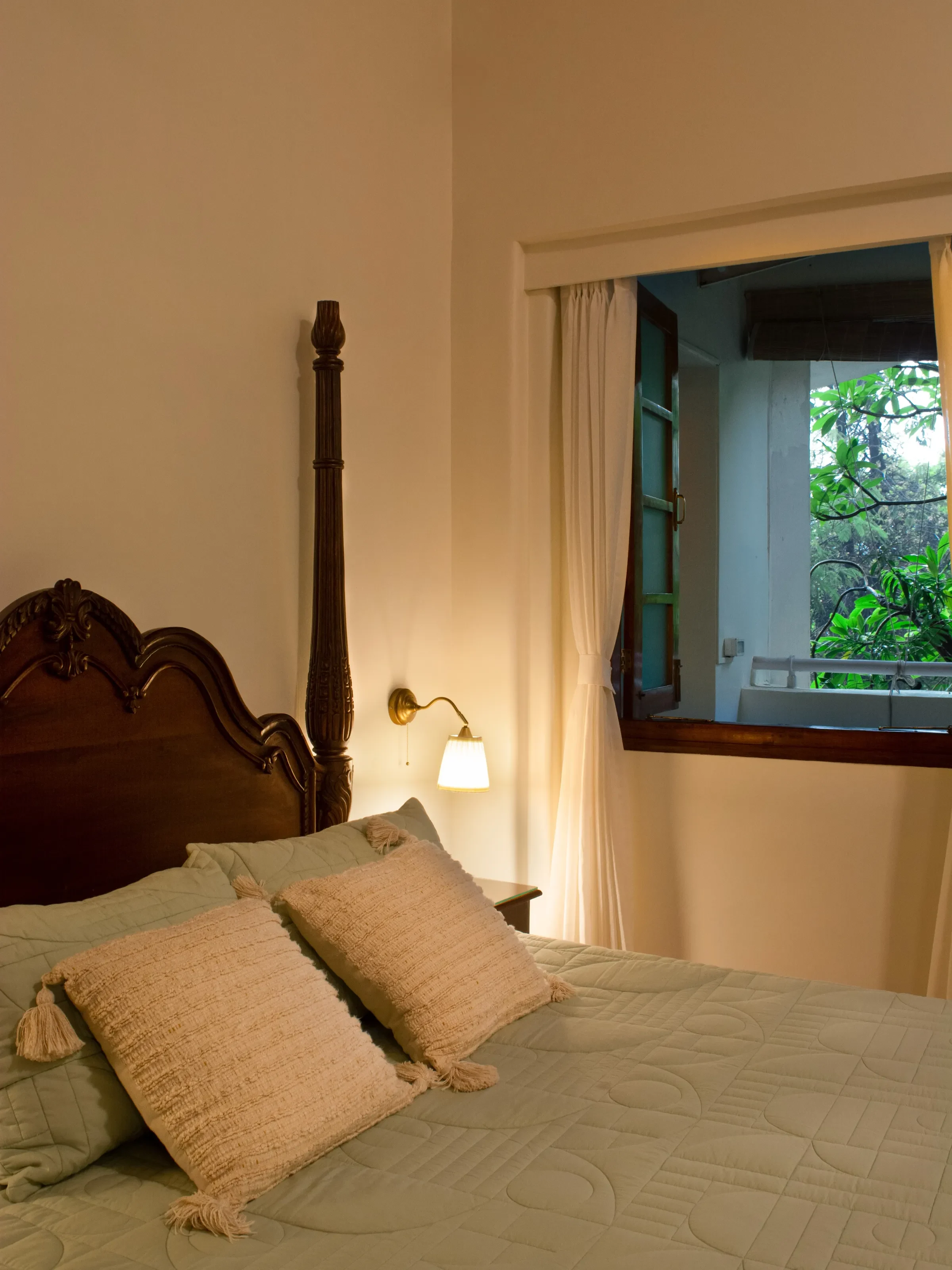 A four-poster bed at the Leynwode House