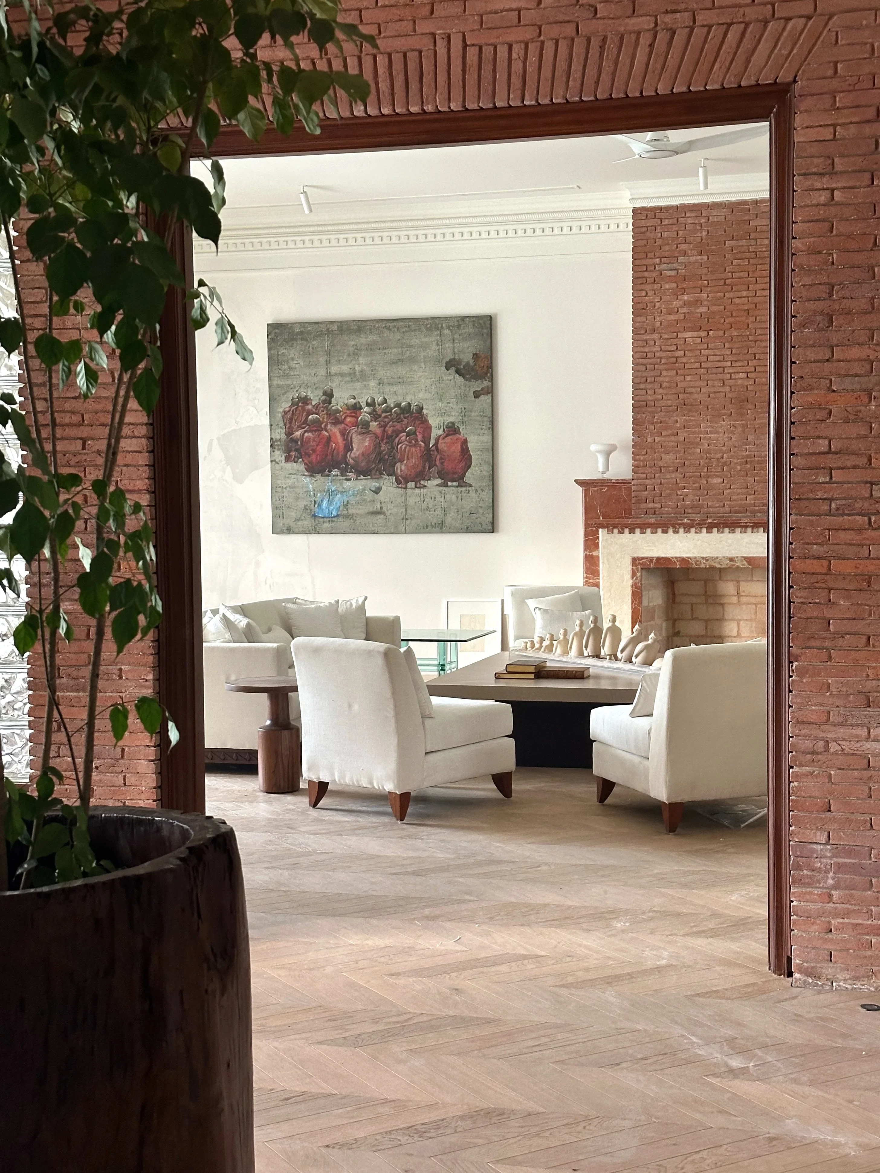 The garden path and boundary wall at the Delhi farmhouse